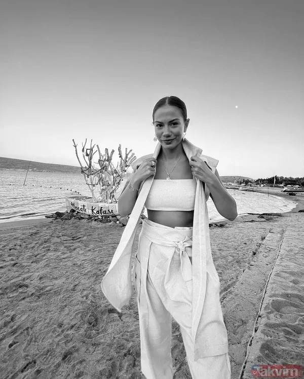 Yeni gelin Demet Özdemir siyah ceketinin altına giydiği çorabıyla paylaştı! Hem tarzı hem pozu çok konuşuldu! Oğuzhan Koç’un biricik eşi... - 2