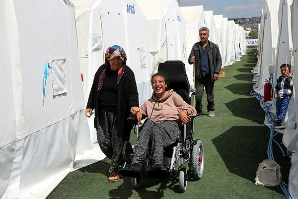 yurekleri-isitan-anlar-mehmetcikten-engelli-depremzedeye-akulu-sandalye-hediyesi-1680608565218.jpg Yürekleri ısıtan anlar: Mehmetçik'ten engelli depremzedeye akülü sandalye hediyesi!-4