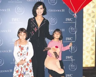 Kızlarıyla eğlendi