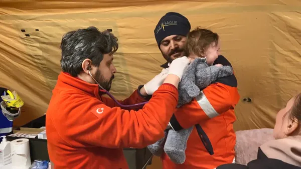 ukrayna-rusya-savasindan-kacan-7-aylik-asia-romanya-siret-sinir-kapisinda-umke-ekipleri-tarafindan-tedavi-edil-1646747044763.jpg Ukrayna Rusya savaşından kaçan 7 aylık Asia Romanya Siret Sınır Kapısı'nda UMKE ekipleri tarafından tedavi edildi-4