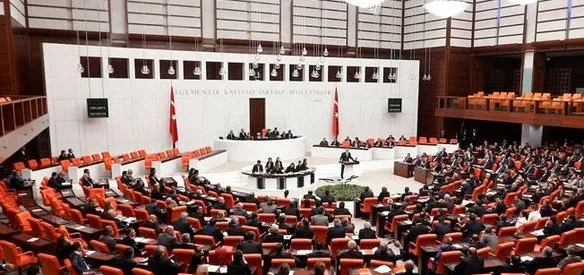 Olağanüstü halin 19 Nisan Çarşamba günü saat 01.00'den geçerli olmak üzere 3 ay süre ile uzatılmasına ilişkin Başbakanlık Tezkeresi, TBMM Genel Kurulu'nda kabul edildi