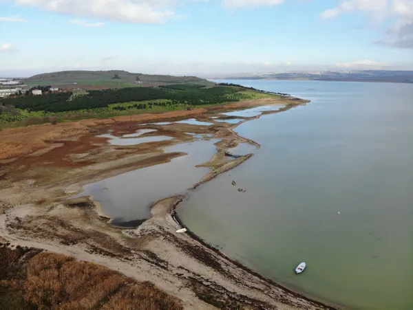 son-dakika-istanbulda-barajlardaki-su-orani-son-10-yilin-en-kotu-seviyesine-inerken-buyukcekmece-golunde-doluluk-orani-yuzde-16ya-dustu-1607669051639.jpg SON DAKİKA: İstanbul'da barajlardaki su oranı son 10 yılın en kötü seviyesine inerken Büyükçekmece Gölü'nde doluluk oranı yüzde 16'ya düştü-3