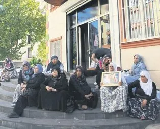 Diyarbakır HDP binası önünde oturma eylemi yapan annelerden sanatçılara destek çağrısı!