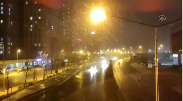 son-dakika-ve-istanbulda-kar-yagisi-basladi-etkisini-artirarak-surmesi-bekleniyor-1613245400059.jpeg Son dakika: Ve İstanbul'da kar yağışı başladı! Yer yer tipi şeklinde etkili oluyor...-2