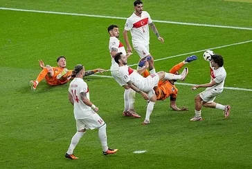 Spor yazarları Hollanda - Türkiye maçını değerlendirdi! Hakeme kırmızı kart Montella'ya değişiklik tepkisi: Büyük bir hataydı
