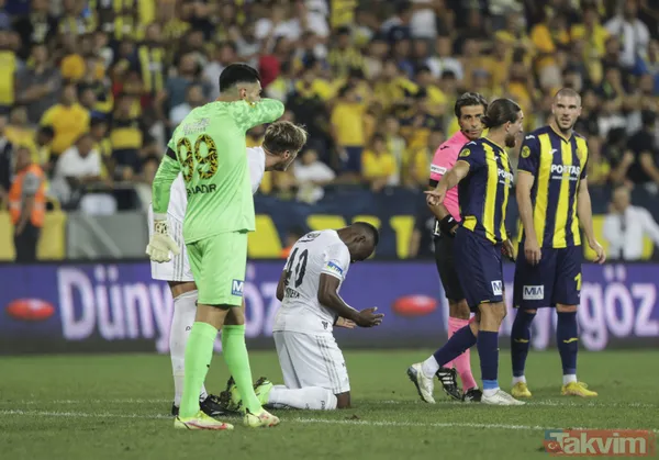 Ankara'da saha karıştı! Tribünden inen taraftar Beşiktaşlı Salih Uçan'ı tekmeledi, Josef kırmızı kart gördü - 1