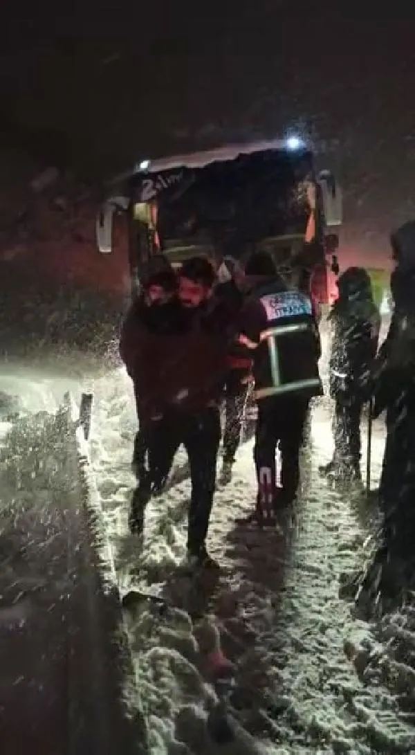 Son dakika: Bolu'da bariyerlere çarpan otobüsün kapıları açılmayınca 27 yolcu mahsur kaldı