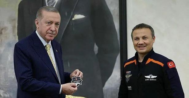 İlk Türk astronot Alper Gezeravcı Türkiye’ye döndü! Ay-Yıldızlı bayrağımızı Başkan Erdoğan’a hediye etti