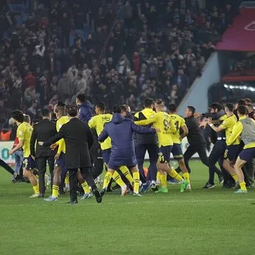 Batsman’dan döner tekme! Avrupa basını Trabzonspor - Fenerbahçe derbisini manşetlerine taşıdı
