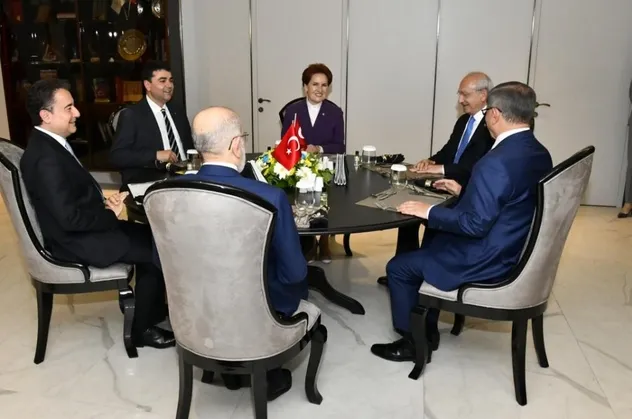 6'lı masada İYİ parti ve CHP arasında bu kez de anket savaşları! Masa dağılıyor!