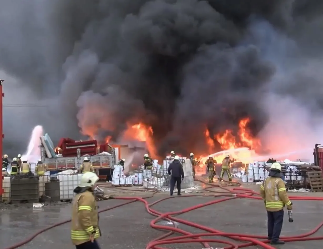 Tuzla’da fabrika yangını! Alevler gökyüzüne yükseldi
