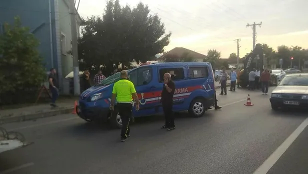 Jandarma aracıyla otomobil çarpıştı: 3 asker yaralı-2