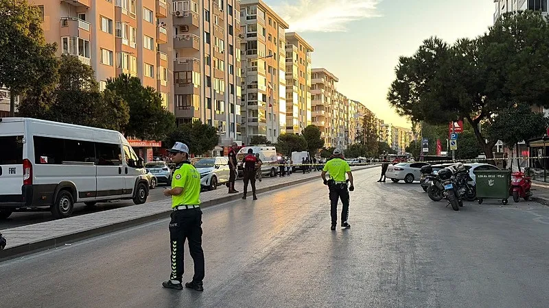 izmirde-banka-subesinde-soygun-girisimi-polis-ikna-etti-5-rehine-kurtarildi-1788975573667.jpeg İzmir'de banka şubesinde soygun girişimi! Polis ikna etti 5 rehine kurtarıldı-4