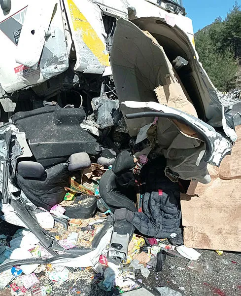 mersinde-feci-kaza-cezaevi-araciyla-kamyon-carpisti-23-yarali-1676554432037.jpg Mersin’de feci kaza! Cezaevi aracıyla kamyon çarpıştı, 23 kişi yaralandı-3