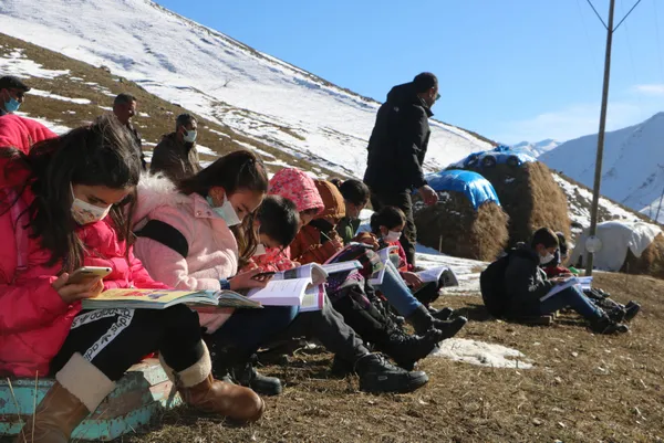 cep-telefonu-cekmeyince-canak-anten-metal-sini-ve-folyo-kagitlari-ile-baz-istasyonu-kurdu-1610085945105.jpg Cep telefonu çekmeyince çanak anten metal sini ve folyo kağıtları ile baz istasyonu kurdu-4