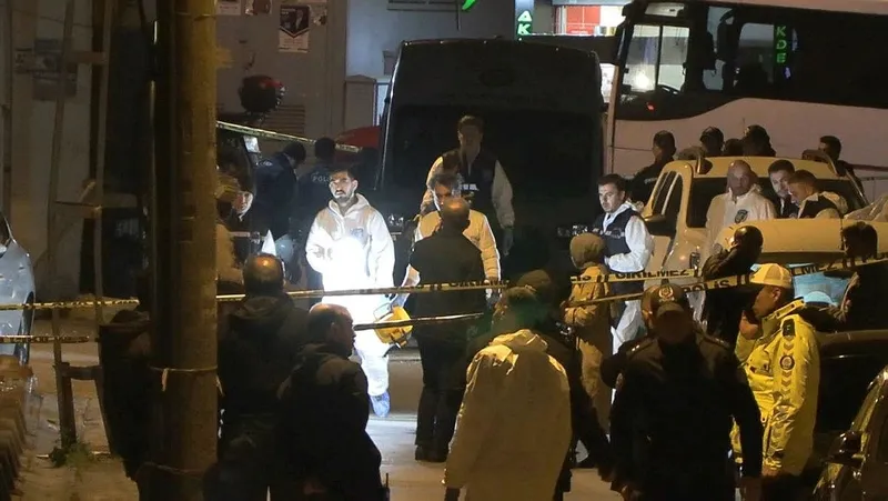 ak-partinin-kucukcekmecedeki-secim-calismasina-silahli-saldiri-olayda-kullanilan-arac-bulundu-4-kisinin-kimlig-1707725928676.jpeg AK Parti'nin Küçükçekmece'deki seçim çalışmasına silahlı saldırı! Olayda kullanılan araç bulundu... 4 kişinin kimliği belli oldu-3