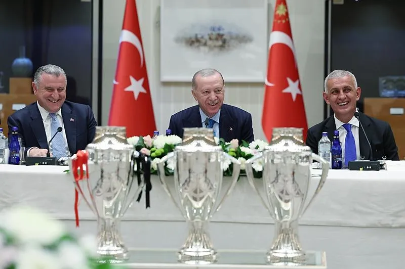 Başkan Erdoğan, 2024-2025 sezonu itibarıyla Süper Lig'e yükselen üç futbol kulübünün yönetici, teknik ekip ve futbolcularını kabul etti. (AA)