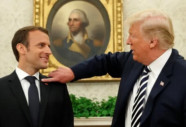 Trump Macron'u böyle götürdü-3