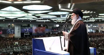 İranın dini lideri Hamaneyden tüfekli vaaz