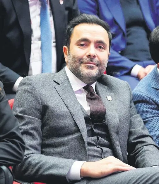 besiktas-kongolu-sol-bek-artur-masuakuyu-1-yilligina-kiraladi-1659483689716.jpeg Beşiktaş Kongolu sol bek Artur Masuaku'yu 1 yıllığına kiraladı!-2