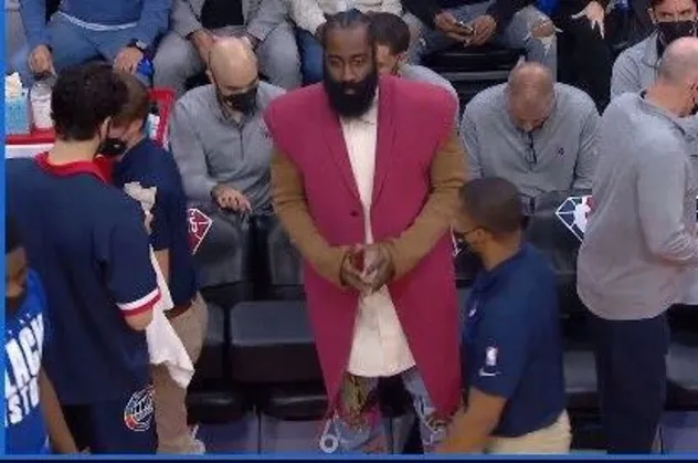 ABD’li ünlü basketbolcu James Harden kolları kesilmiş ceketiyle yine çok konuşuldu