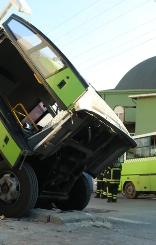 Yolcu dolu otobüs bahçe duvarından uçtu