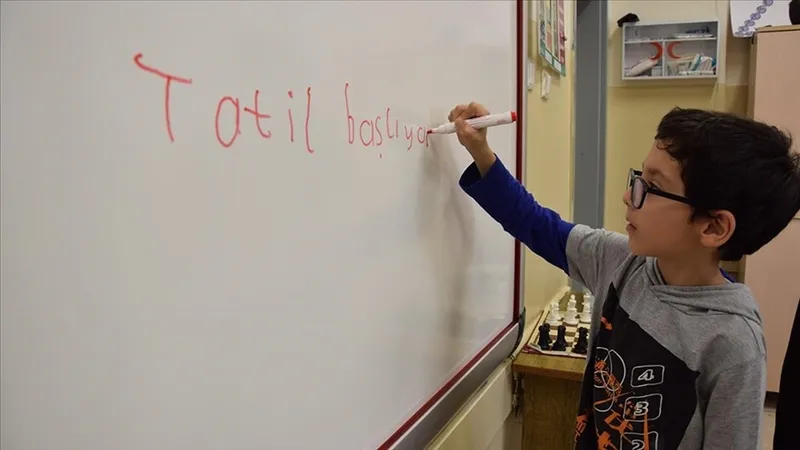 kasim-ara-tatili-2025-ilk-ara-tatil-ne-zaman-meb-takvimiyle-kasim-ara-tatili-hangi-gun-basliyor-1759385982702.jpg AA