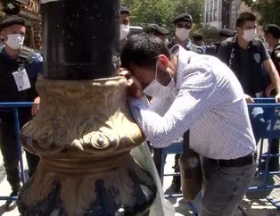 Ayasofya’ya giremeyen vatandaş gözyaşlarına boğuldu