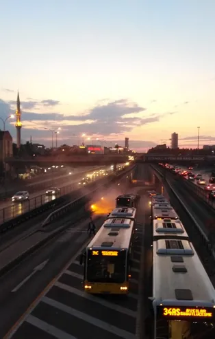 Son dakika: Avcılar'da metrobüste yangın...