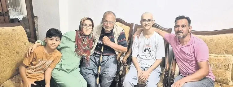 baskan-erdogan-iftarda-ziyaret-ettigi-kayacik-ailesine-umut-oldu-kanser-hastasi-genc-mustafa-icin-doktorlara-o-1771735402191.jpeg Milletin adamı! Kayacık ailesi iftarda ağırladıkları Başkan Erdoğan'ın samimiyetini anlattı: Hayal edemezdik soframıza geldi-5