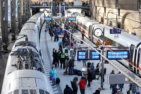 son-dakika-avrupada-neler-oluyor-ala-1665248999225.jpg SON DAKİKA: Avrupa'da neler oluyor? Almanya'da tren hatlarına sabotaj düzenlendi-4