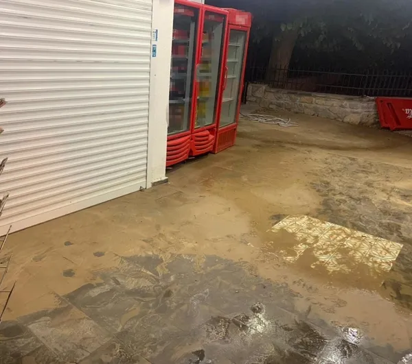 su-hatti-patladi-cadde-gole-dondu-esnaf-isyan-etti-1663447528160.jpg Su hattı patladı, cadde göle döndü, esnaf isyan etti-2