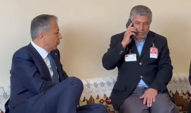 baskan-erdogan-sehit-cihat-ermisin-babasi-sefik-ermis-ile-gorustu-1696944710546.jpg Başkan Erdoğan şehit Cihat Ermiş'in babası Şefik Ermiş ile görüştü-4