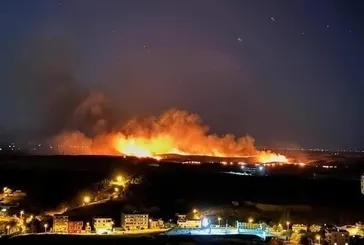 Diyarbakır’da anız yangını: Alevler geceyi aydınlattı!