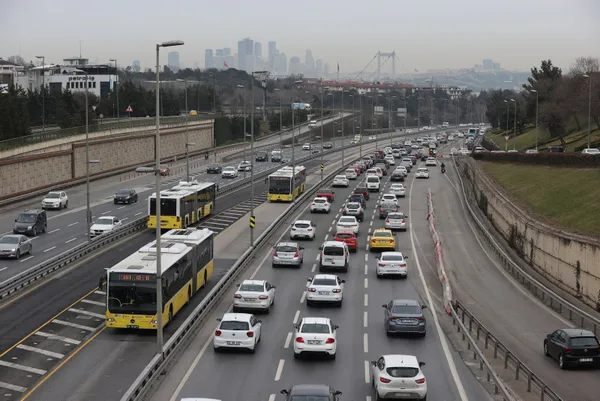 son-dakika-istanbul-trafik-durumu-kisitlama-kalkti-trafik-yogunlugu-yuzde-70e-dayandi-1615030963867.jpg