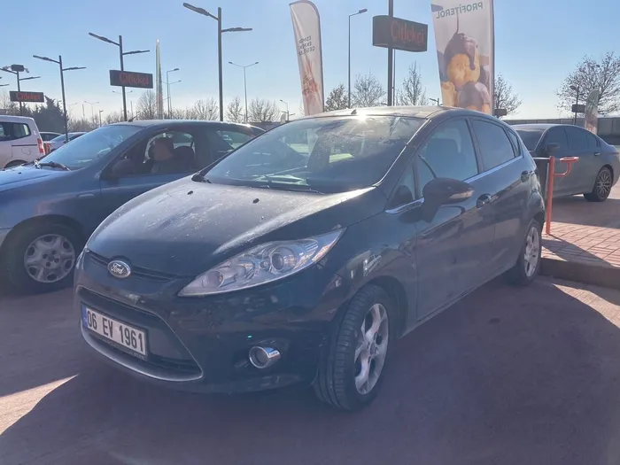 Son dakika: Ankara'da fren yerine gaza basan sürücü mağazaya daldı-1