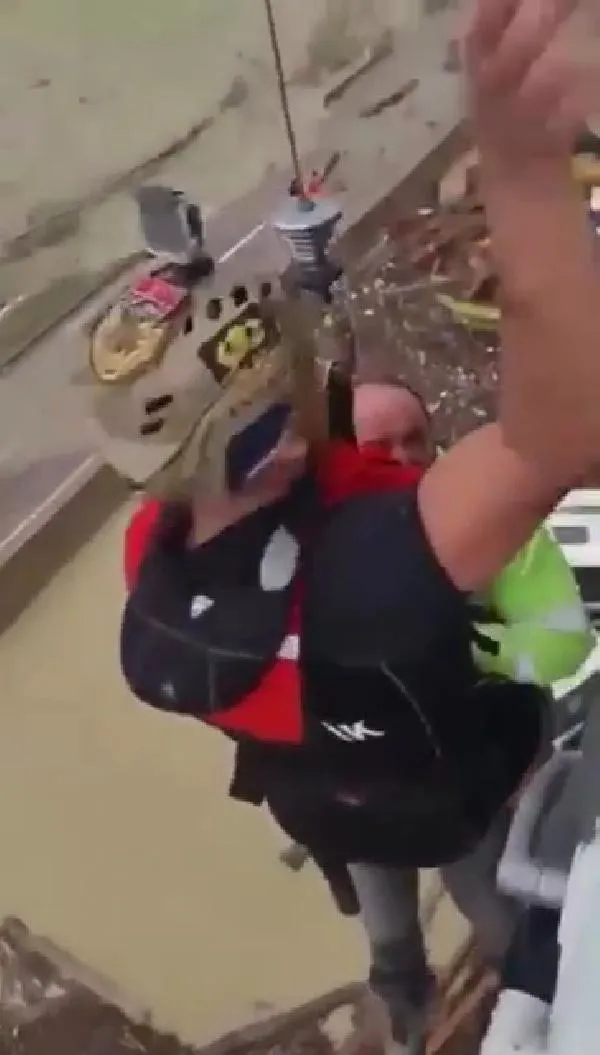 Sinop'ta mahsur kalan vatandaşlar helikopterle kurtarıldı! O anlar kamerada-4