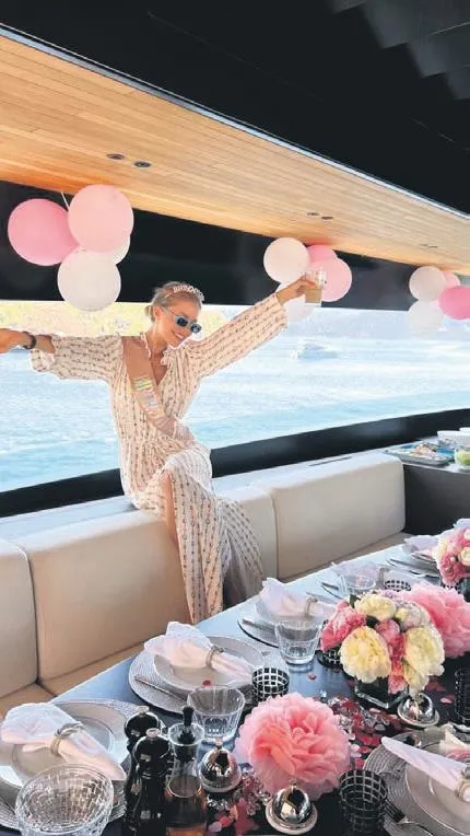 milyarlarca-dolarlik-swarovski-kristal-imparatorlugunun-mirascisi-victoria-swarovski-marmarisi-salladi-1660770551693.jpeg Milyarlarca dolarlık Swarovski kristal imparatorluğunun mirasçısı Victoria Swarovski Marmaris'i salladı-4