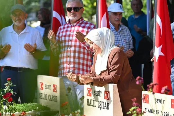icisleri-bakani-ali-yerlikayadan-15-temmuz-sehitligine-ziyaret-1689407194656.jpeg İçişleri Bakanı Ali Yerlikaya'dan 15 Temmuz şehitliğine ziyaret-3