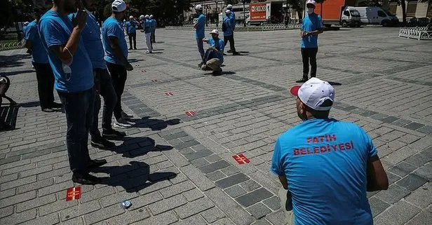 Sultanahmet Meydanı’ndaki cuma namazı için sosyal mesafe etiketleri yapıştırıldı