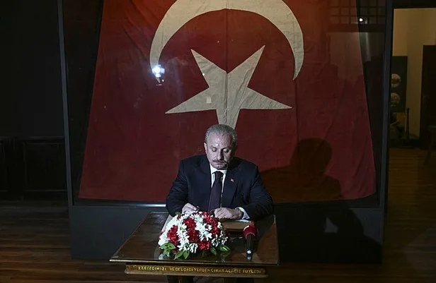 TBMM'nin 103. yılında devlet erkanı Anıtkabir'i ziyaret etti! Mustafa Şentop Anıtkabir Özel Defteri'ni imzaladı-14