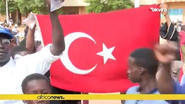 Nijer'de ECOWAS'ın cuntaya verdiği süre doldu! Askeri cunta hava sahasını kapattı: Halk Türk bayraklarıyla sokağa çıktı-9