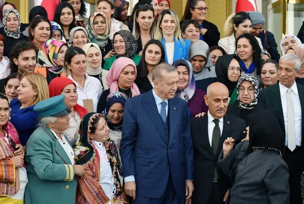 baskan-erdogandan-kadin-ciftcilere-surpriz-hanimin-yerine-vekaleten-geldim-1666107742086.jpg