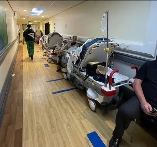 İngiltere'de sağlık sistemi çöktü! Hastalar yatak yerine yerde yatıyor-8