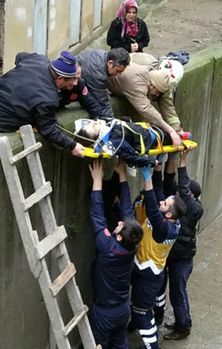 Cam silerken 5. kattan dereye düştü! Pendik'te feci olay