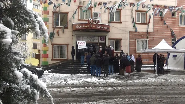 diyarbakir-hdp-il-baskanligi-onunde-annelerin-nobeti-505-gundur-devam-ediyor-pkk-iftiralara-basladi-1611048727833.jpg Diyarbakır HDP İl Başkanlığı önünde annelerin nöbeti 505 gündür devam ediyor! PKK iftiralara başladı-6