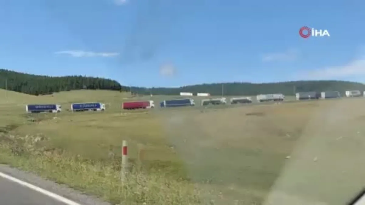 Ardahan-Posof karayolunda TIR devrildi, yol ulaşıma kapandı