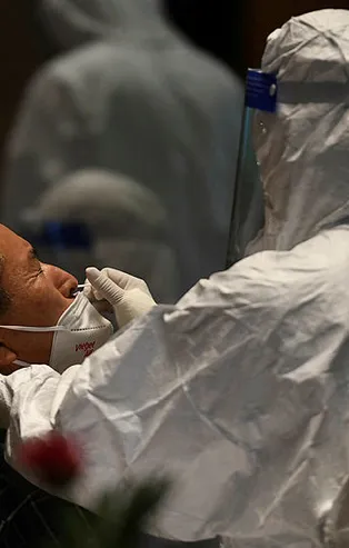 Koronavirüs aşısı yaptırana Omicron varyantı bulaşır mı? İşte aşılılarda Omicron varyantının belirtileri