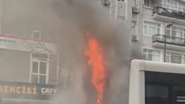 Fatih'te panik anları! Halk otobüsü alev aldı-3