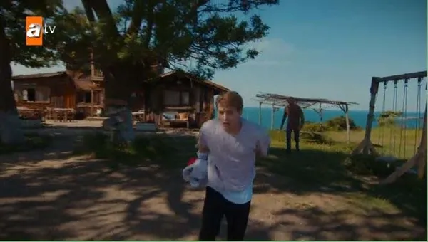 ates-kuslarina-damga-vuran-sahne-kara-aliyi-bitirecek-videoyu-mercana-gonderdi-1686947378510.jpg Ateş Kuşları'na damga vuran sahne: Kara, Ali’yi bitirecek videoyu Mercan’a gönderdi!-5